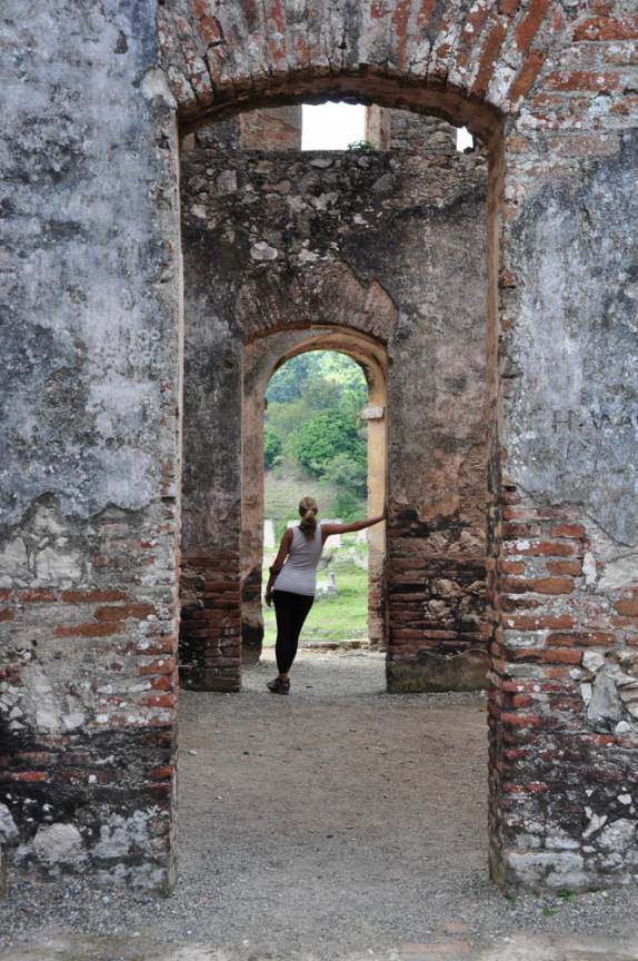 Visitando as impressionantes ruínas do Palácio de Sans-Souci, no caminho para a Citadelle, no norte do Haiti